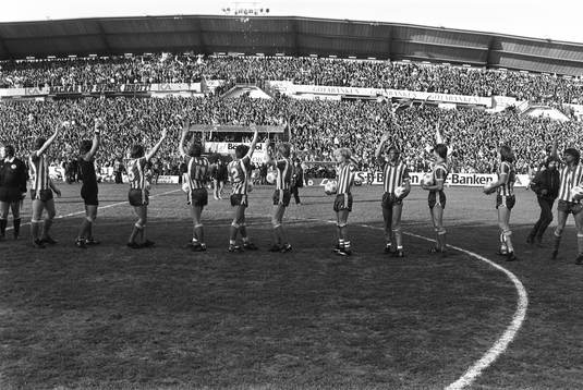 IFK Göteborg hälsar på publiken. Nya Ullevi, arena