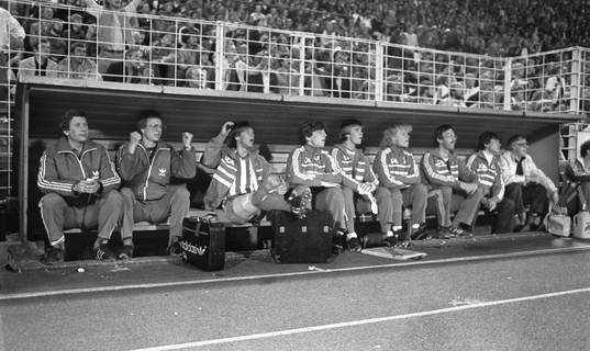 Göteborgs avbytarbänk och tränare Gunder Bengtsson