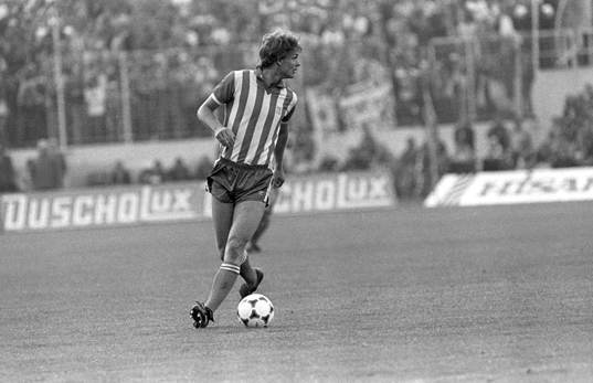 Torbjörn Nilsson med bollen