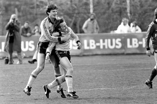 Mjällbys Bo Andersson kramas om av Lennart Johansson