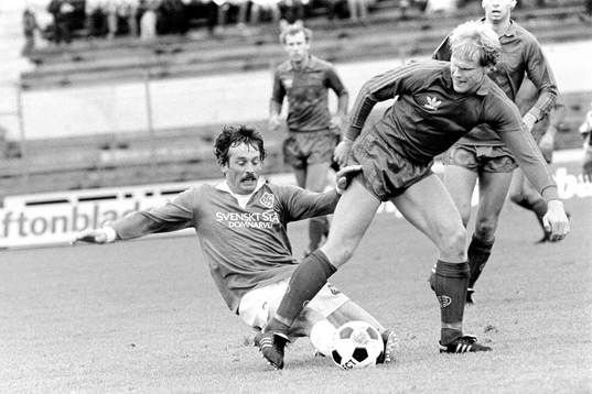 Brages Lennart Åkerlund i kamp om bollen med östers