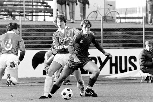 Östers tremålsskytt Peter Truedsson med bollen