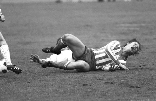 Torbjörn Nilsson, IFK Göteborg skriker när han fälls.