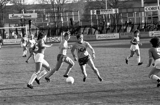 Birgitta Söderström med bollen och Pia Sundhage i