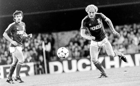 Ipswich - Tottenham: John Wark and Alan Brazil of Ipswich