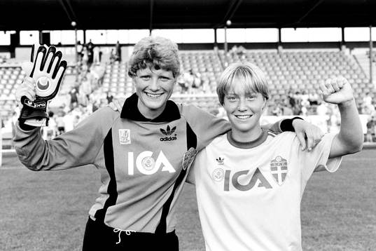 Elisabet Leidinge, Målvakt och  Helen Johansson, Sverige