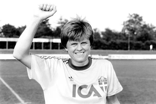 Sveriges målskytt Birgitta Söderström jublar