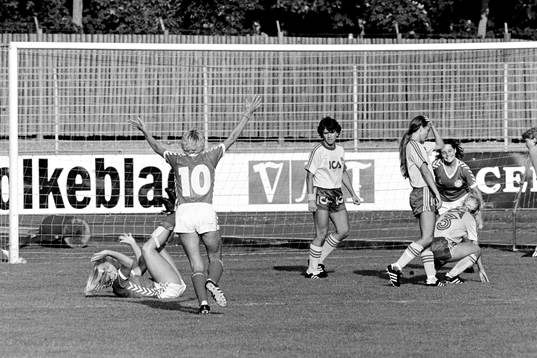 Danmarks Lone Flyga gör 2-1 till Danmark i finalen. Anette