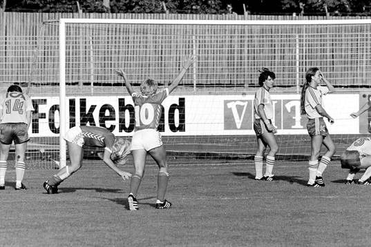 Danmarks Lone Flyga gör 2-1 till Danmark i finalen. Anette