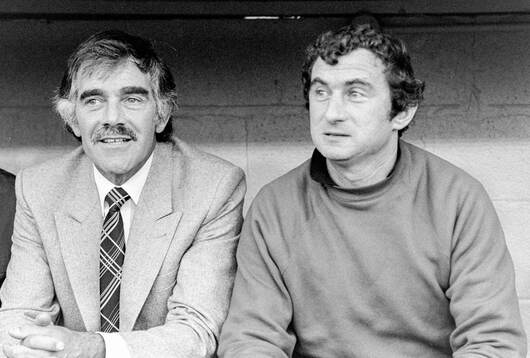 Lutons manager David Pleat (R)