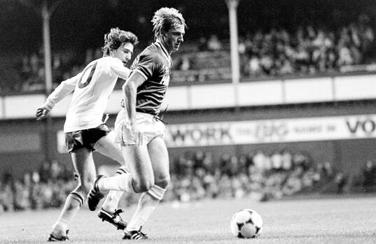 Aston Villas Gordon Cowans, Evertons Steve McMahon