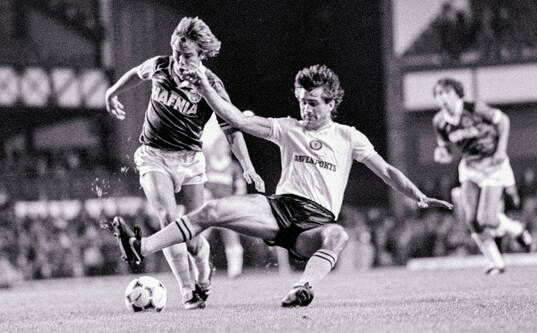 Evertons Andy King against Aston Villas Dennis Mortimer