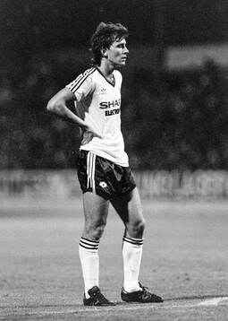 Nottingham Forest - Manchester United: Bryan Robson of