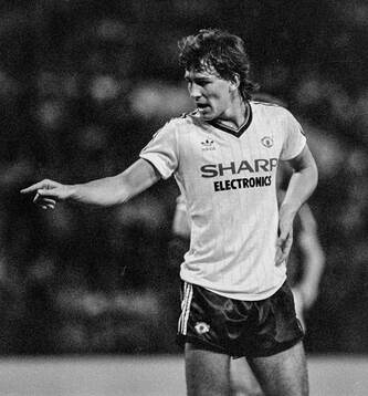 Nottingham Forest - Manchester United: Bryan Robson of