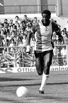 Southampton - Aston Villa: Southamptons Justin Fashanu