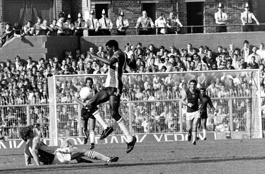Southampton - Aston Villa: Southamptons Justin Fashanu
