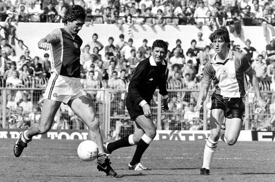Southampton - Aston Villa: Aston Villas Dennis Mortimer.,