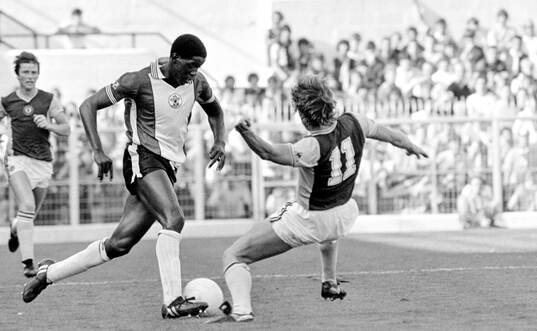 Southampton - Aston Villa: Southamptons Justin Fashanu