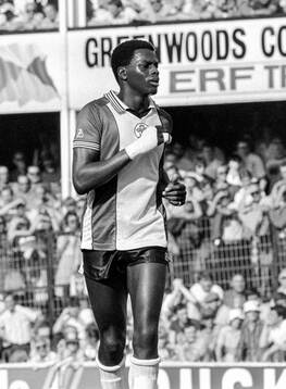 Southampton - Aston Villa: Southamptons Justin Fashanu