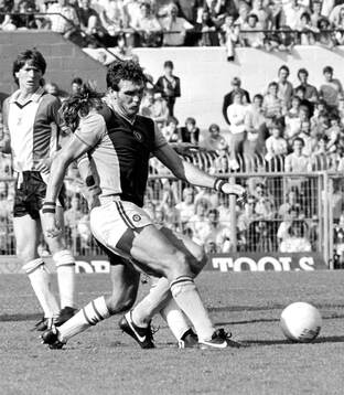 Southampton - Aston Villa: Aston Villas Peter Withe