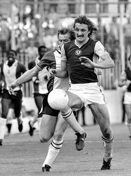 Southampton - Aston Villa: Aston Villas Des Bremner
