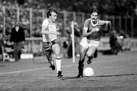 Tony Morley, England till vänster och Ivan Nielsen,