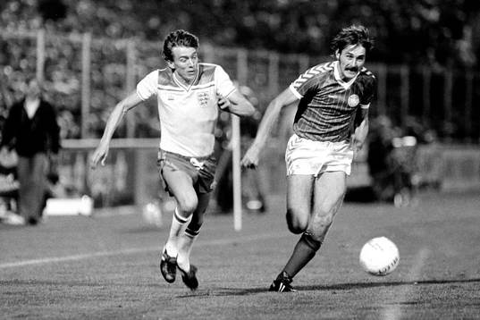 Tony Morley, England till vänster och Ivan Nielsen,