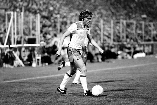 Tony Morley, England med bollen