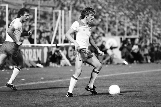 Tony Morley, England med bollen