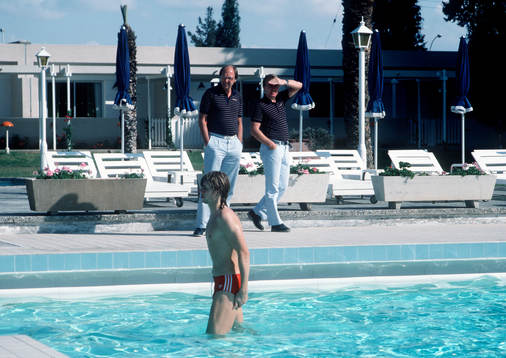 Lars Laban Arnesson och Bo Nilsson spanar ut över poolen.