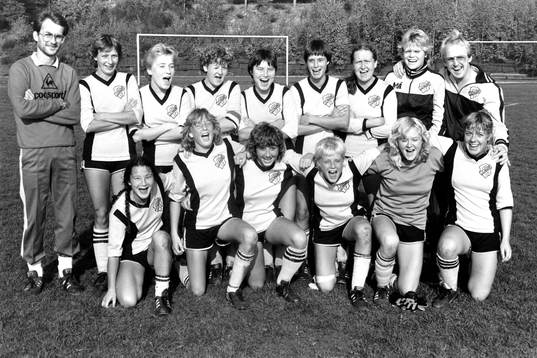 Bakre raden fr. v. Göran Olofsson, tränare, Simone