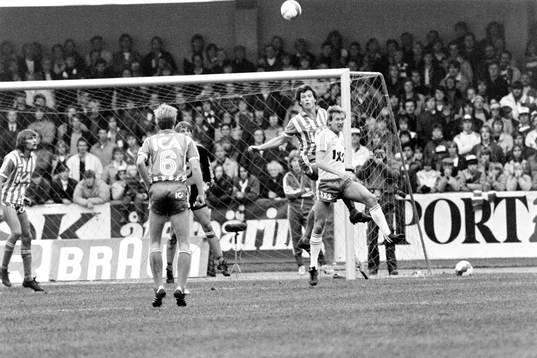 Glenn Hysén, Göteborg nickar undan bollen