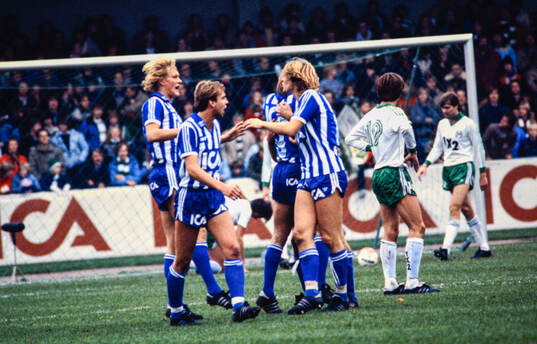 Göteborgs Dan Corneliusson jublar med Håkan Sandberg,