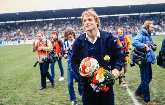 Torbjörn Nilsson anländer med matchbollen i helikopter