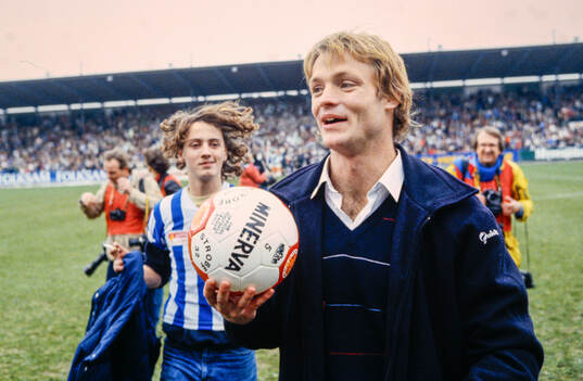 Torbjörn Nilsson anländer med matchbollen i helikopter