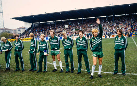 Hammarby hälsar på publiken före matchen. Fr v Thomas