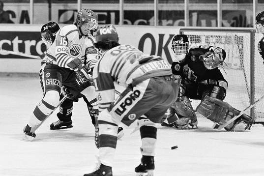 Thomas Kärrbrandt, Frölunda framför Gunnar Leidborg,
