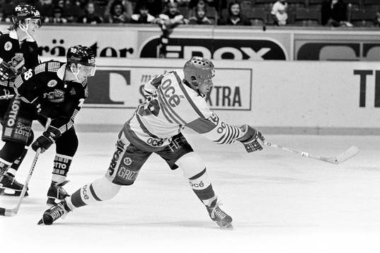 Hasse Sjöö, Frölunda i skottagen framför Leif Holmgren,