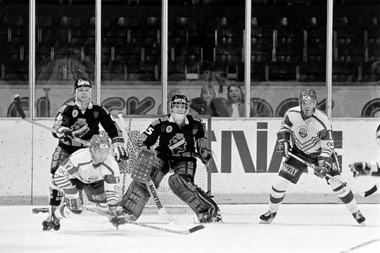 Hans Cederholm, AIK trycker ner frölundas Peter Helander