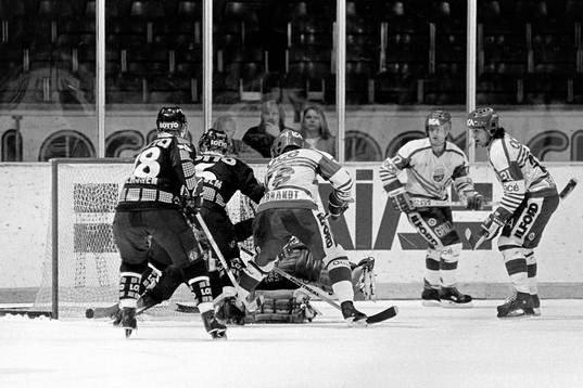 Trångt framför Gunnar Leidborg, målvakt i AIK