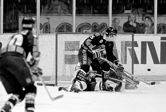 Jan Eriksson hjälper Gunnar Leidborg, målvakt i AIK i