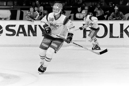 Michael Hjälm, Modo