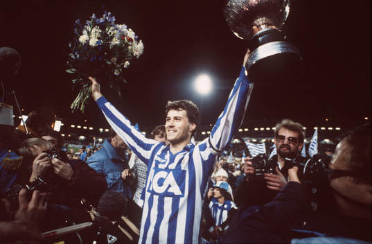 Glenn Hysén, jublar med SM-bucklan