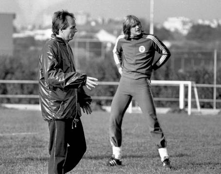 Sven-Göran Eriksson, tränare i Benfica, i bakgrunden