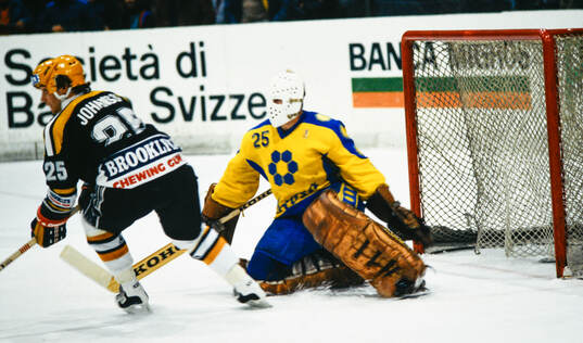 Kent Johansson, forward, Lugano, mot Reino Sundberg,