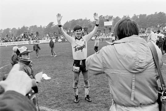 Mjällbys matchvinnare Lennart Johansson, Mjällby jublar