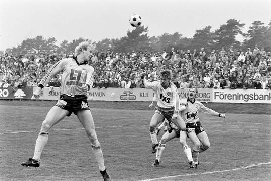 Roy Nylander, Mjällby nickar undan bollen framför