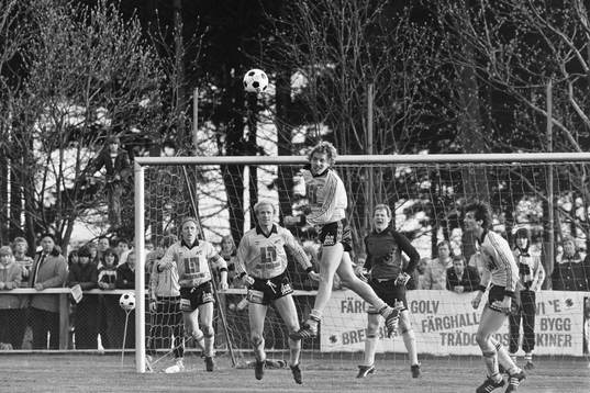 Hans Larsson, Mjällby nickar undan bollen