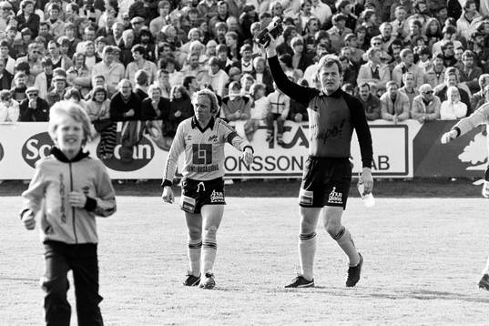 Sven-Bertil Andersson och målvakt Leif Persson, Mjällby