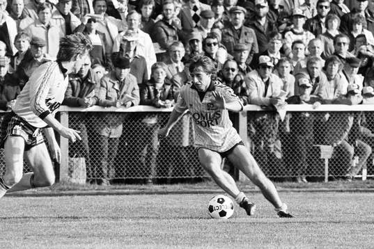 Harald Sörensen, Häcken med bollen